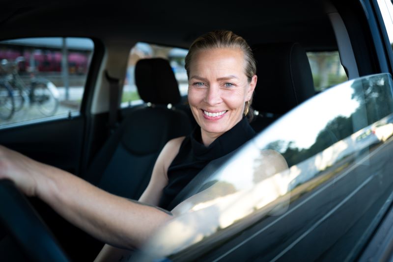 Louisa Thostrup - Mindset coach and Business mentor in her car